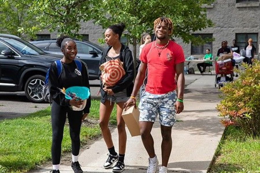 Students on campus moving in to dorms